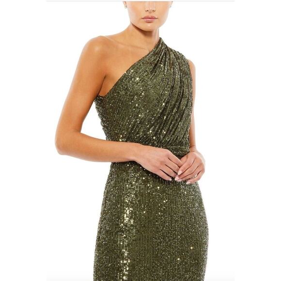 Mac Duggal || Sequined Ruched One Shoulder Gown Maxi Dress - Picture 4 of 9